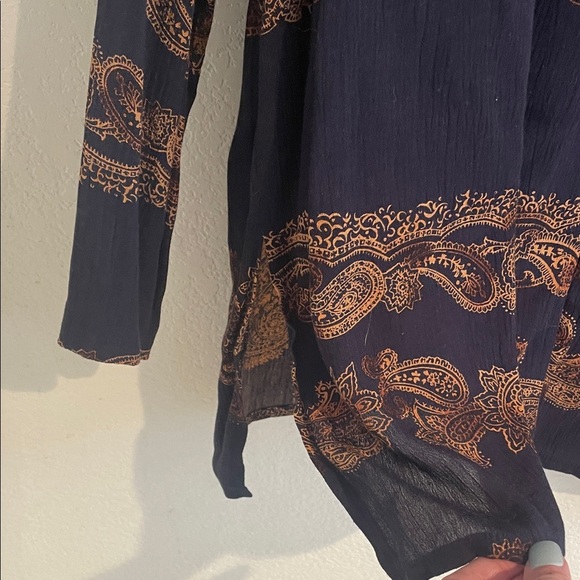 Solitaire Black and Gold Patterned Top - Picture 6 of 10